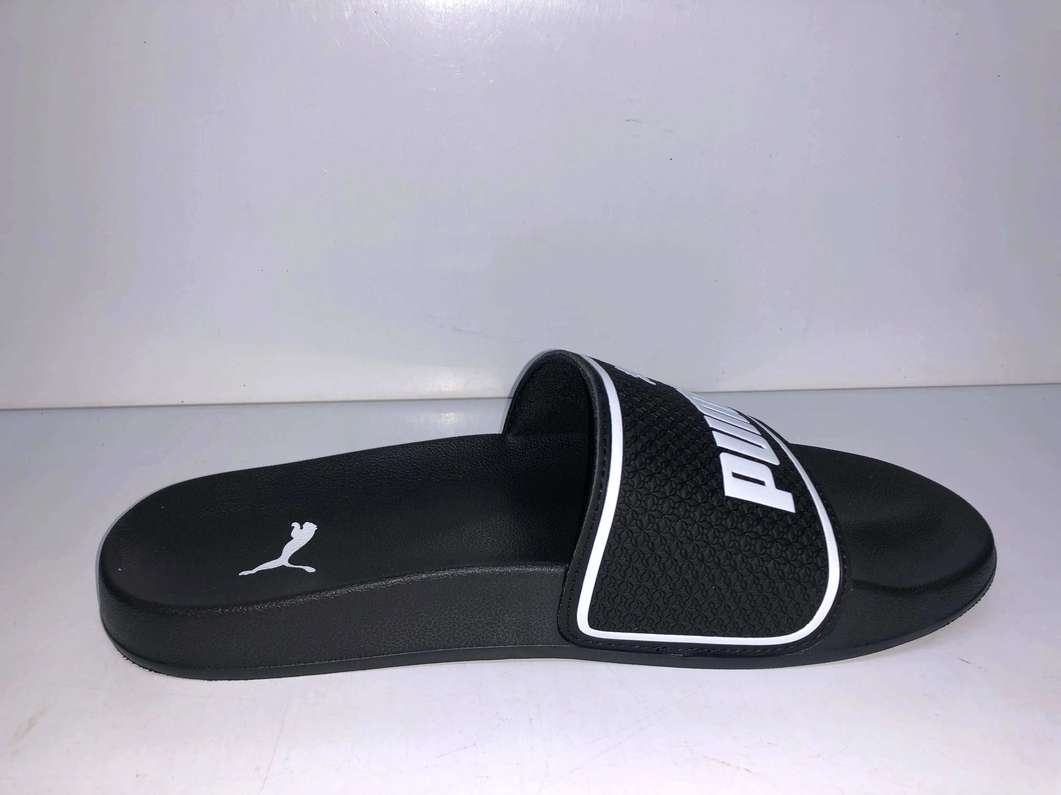 384139 01 BLACK WHITE