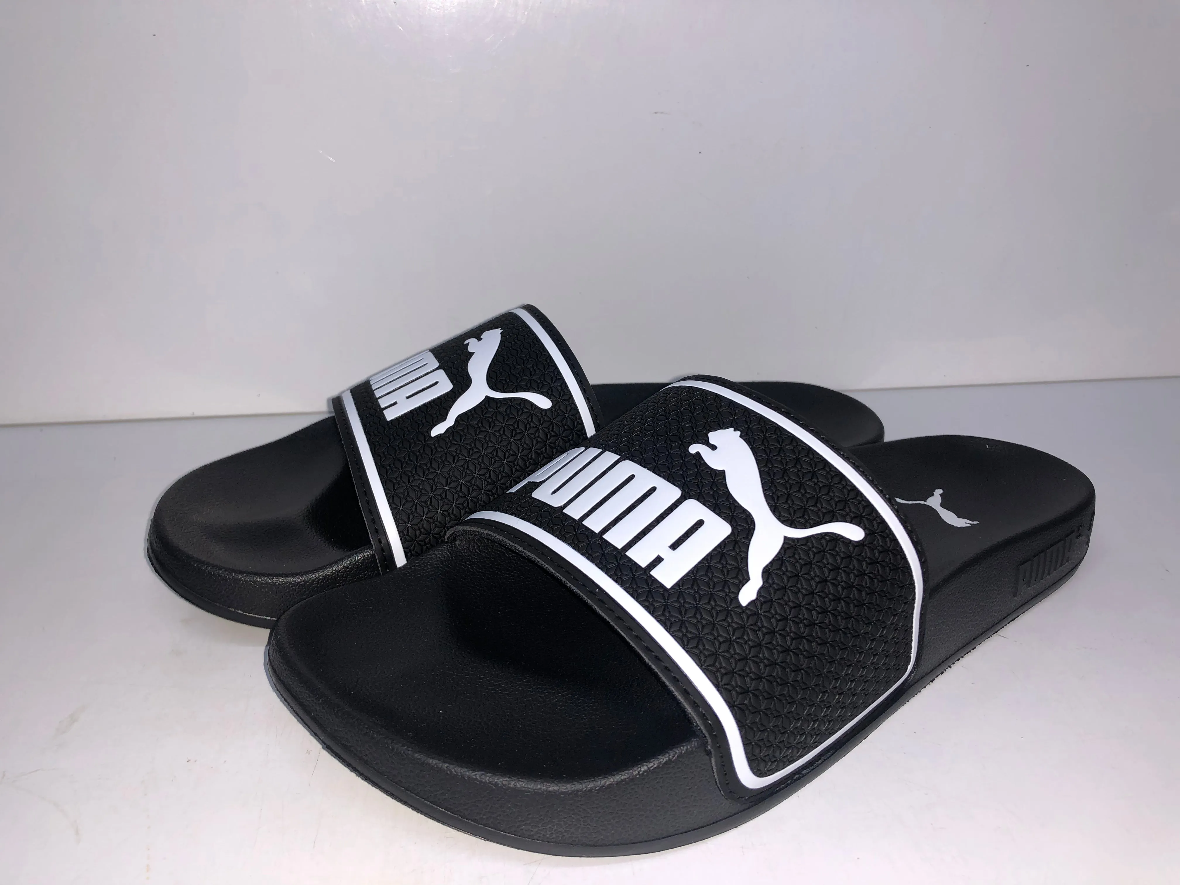 384139 01 BLACK WHITE