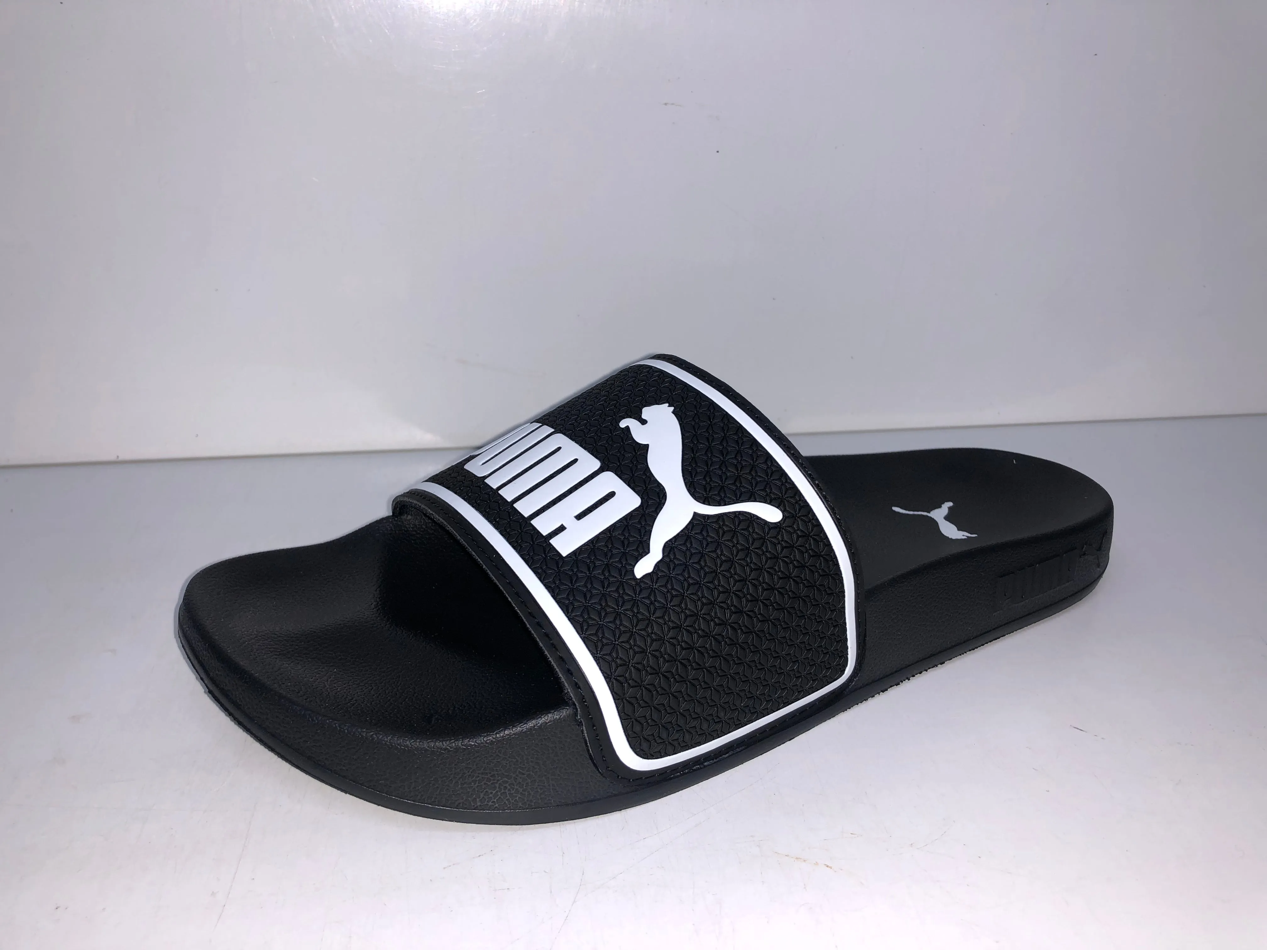 384139 01 BLACK WHITE