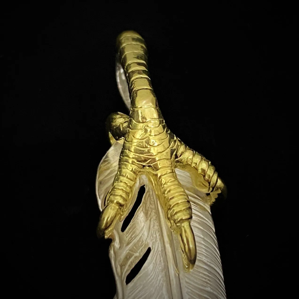 Goros Xl Gold Tip Feather With Gold Claw - Facing Right