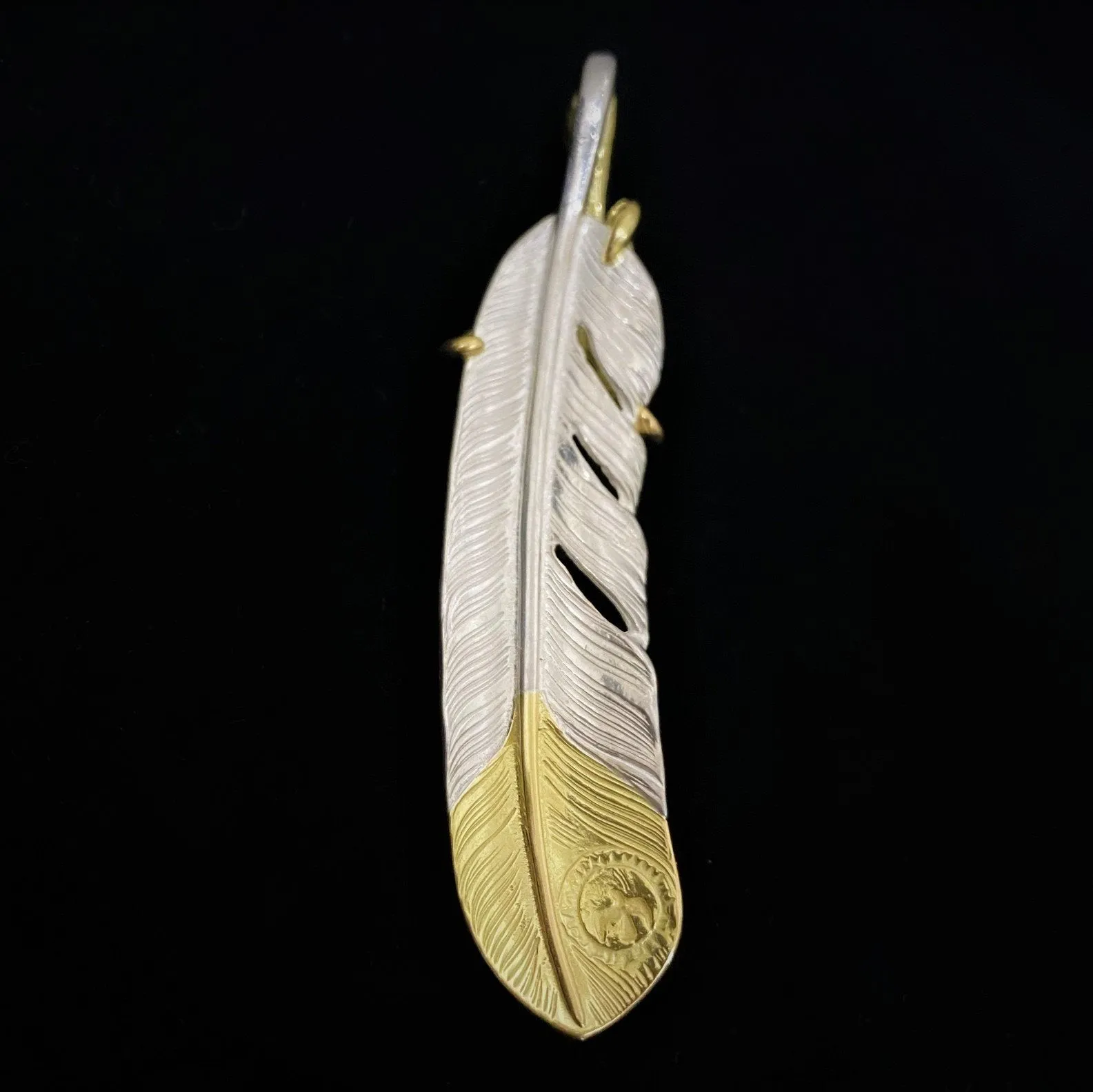 Goros Xl Gold Tip Feather With Gold Claw - Facing Right
