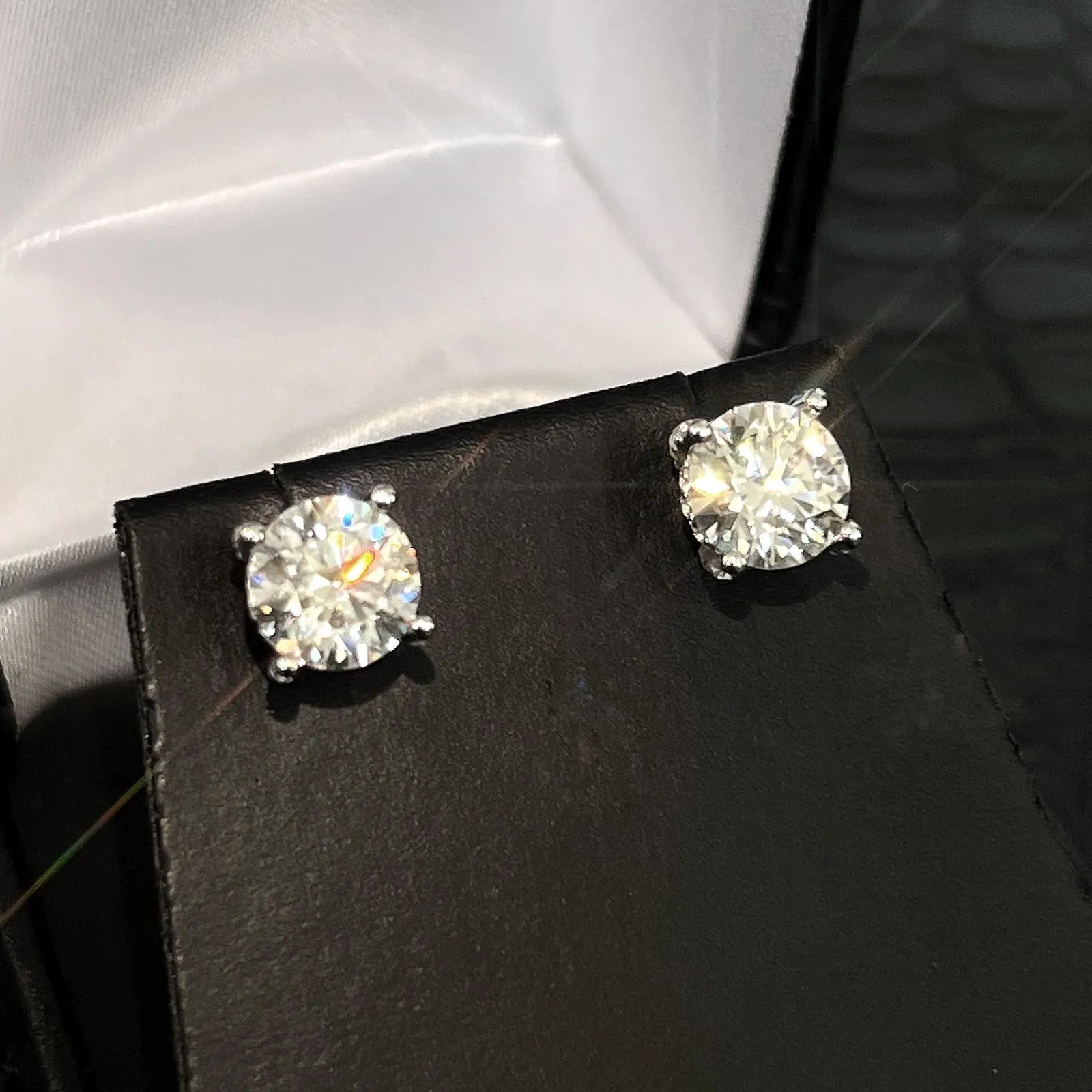 Luxury Edition VVS1 Certified Moissanite