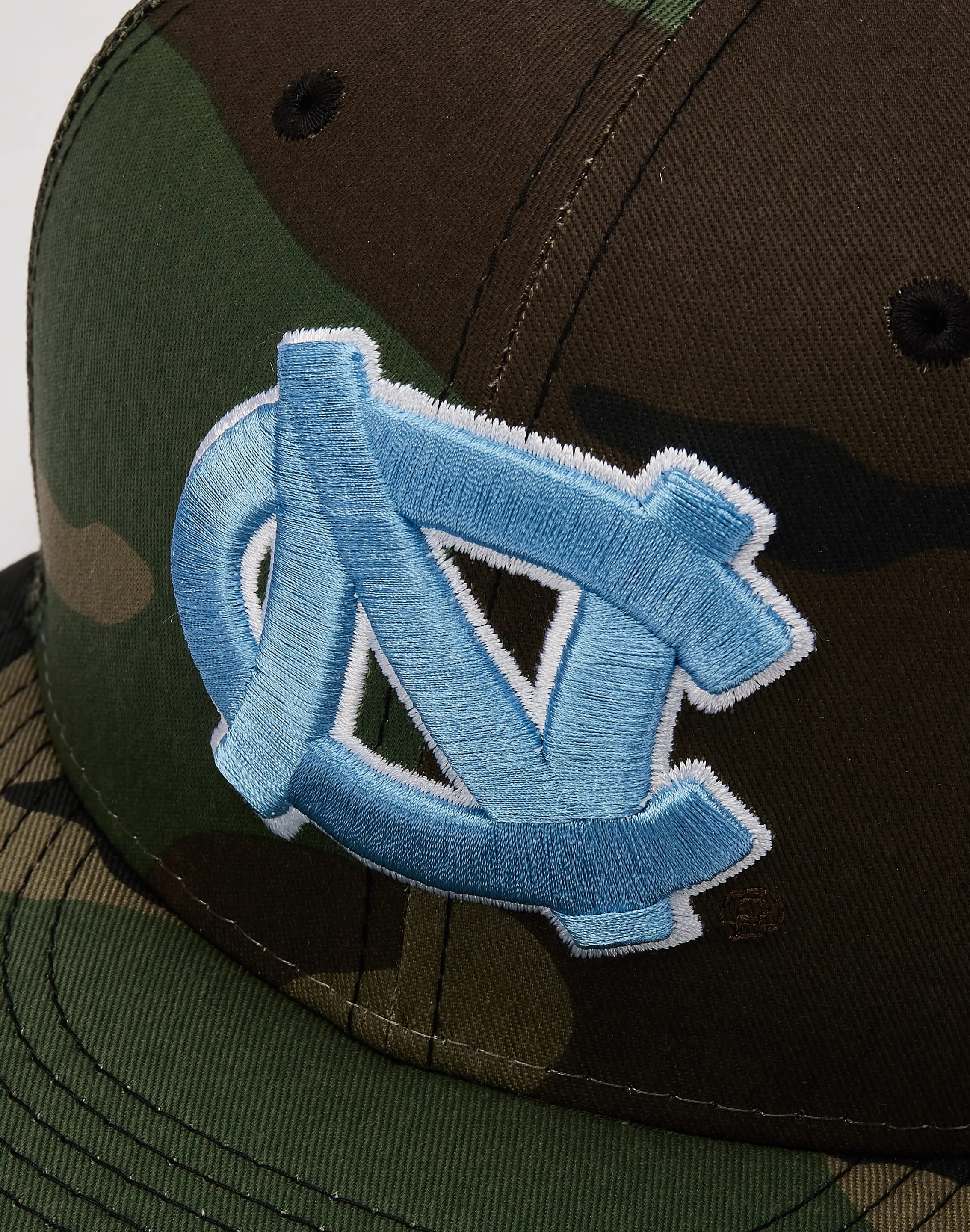 New Era North Carolina Tar Heels 9Fifty Trucker Hat